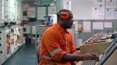 Motor kontrol odasında Afrika deniz mühendisi memuru ECR.