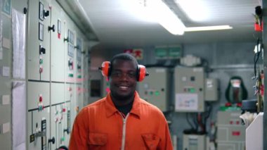 Motor kontrol odasında Afrika deniz mühendisi memuru ECR.