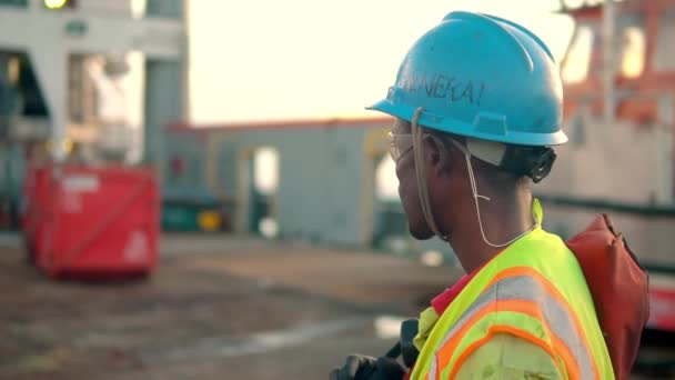 Matelot AB ou Bosun sur le pont du navire — Video