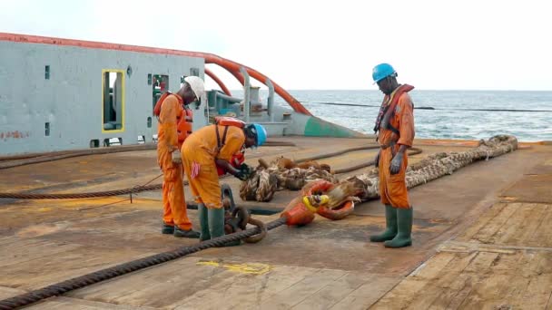 Manipolazione delle ancore Fornitura di rimorchiatori Equipaggio della nave AHTS Preparazione della nave — Video Stock