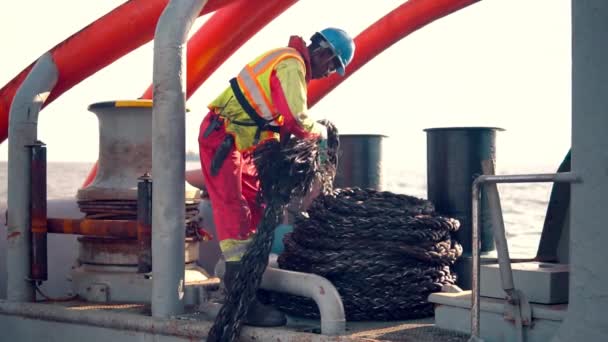 Marinero AB o contramaestre en la cubierta del buque o buque — Vídeo de stock