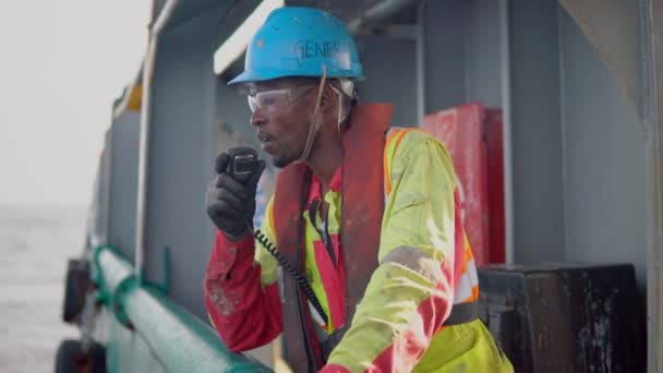 Seaman AB ou Bosun no convés do navio ou navio — Vídeo de Stock