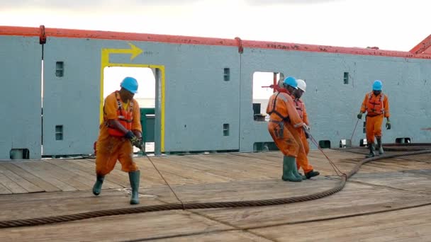 アンカー処理の引っ張りの供給 Ahts 船の準備の容器の乗組員 — ストック動画