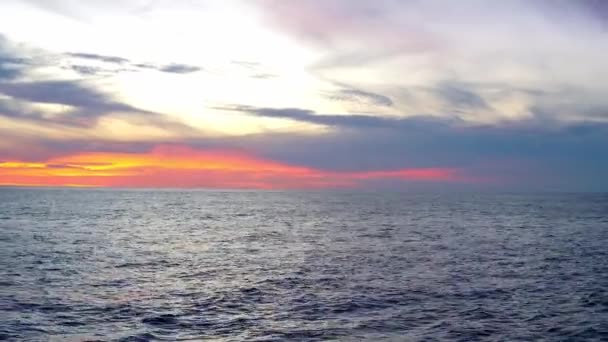 Pôr-do-sol incrível, mar, sol com nuvens e reflexo do sol . — Vídeo de Stock