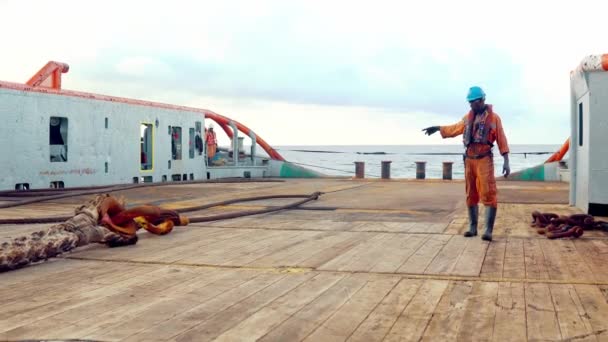 Bogser båt för ankar hantering AHTS fartyg besättning förbereder fartyget — Stockvideo