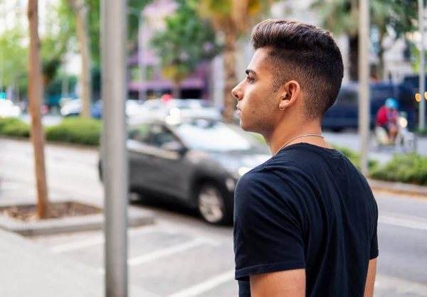 Hombre guapo de moda en la calle de la ciudad moderna —  Fotos de Stock