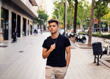 modern şehrin sokakta moda yakışıklı adam