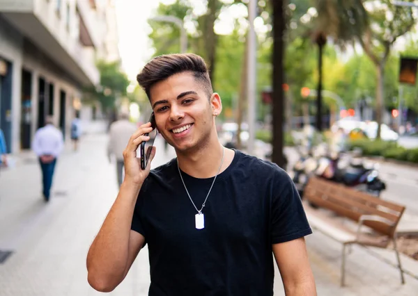 Hombre en la calle hablando en un teléfono celular — Foto de Stock