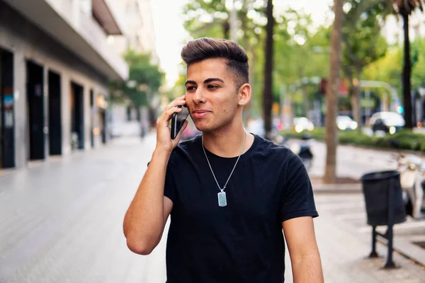 Hombre en la calle hablando en un teléfono celular — Foto de Stock