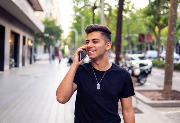 sokakta bir cep telefonu yla konuşan adam