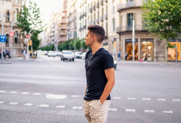 Hombre guapo de moda en la calle de la ciudad moderna — Foto de Stock