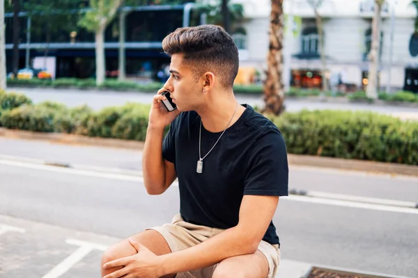 Hombre en la calle hablando en un teléfono celular — Foto de Stock