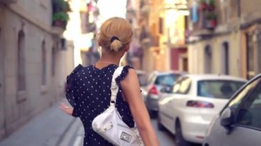 Modern şehirde güzel seksi shemale kadın