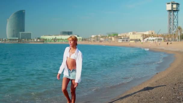 Hermosa transexual sexy posando en la playa — Vídeo de stock