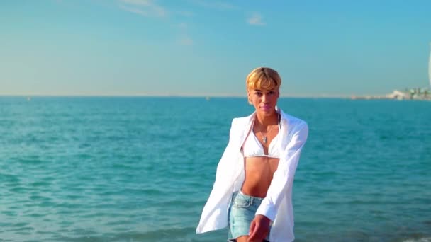 Hermosa transexual sexy posando en la playa — Vídeo de stock