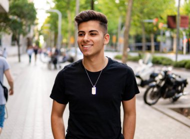 modern şehrin sokakta moda yakışıklı adam