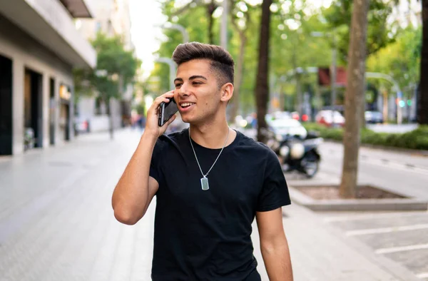 Hombre en la calle hablando en un teléfono celular — Foto de Stock