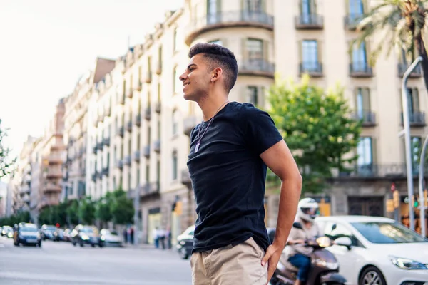 Hombre guapo de moda en la calle de la ciudad moderna — Foto de Stock