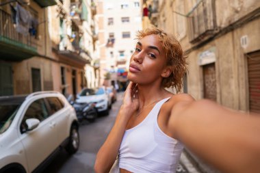 seksi shemale kadın poz ve selfie yapıyor