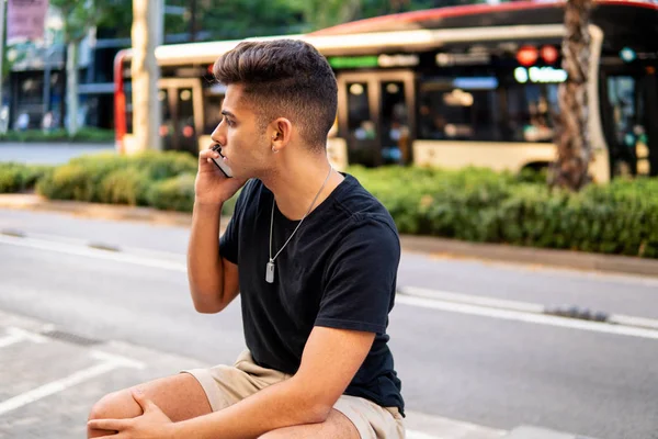 Człowiek na ulicy rozmawia na telefon komórkowy — Zdjęcie stockowe