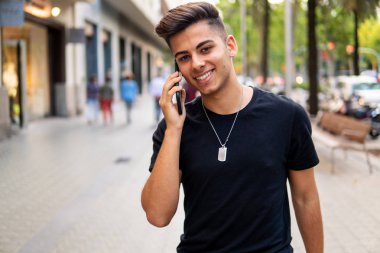 sokakta bir cep telefonu yla konuşan adam