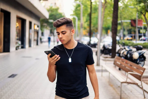 Hombre en la calle charlando en un teléfono celular — Foto de Stock