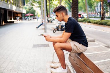 sokakta bir cep telefonu ile sohbet adam