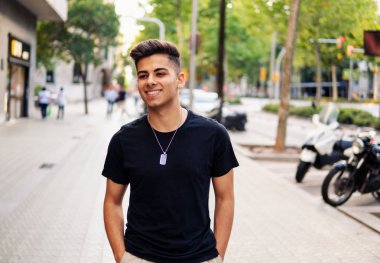 modern şehrin sokakta moda yakışıklı adam