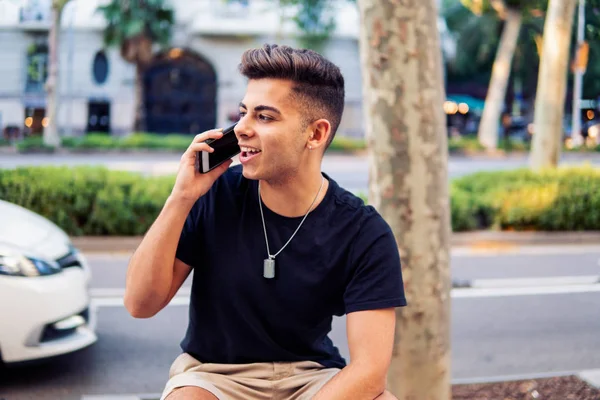 Hombre en la calle hablando en un teléfono celular — Foto de Stock