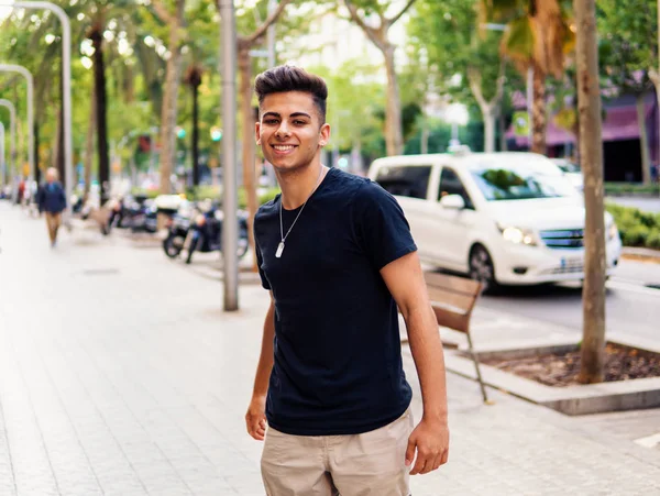 Hombre guapo de moda en la calle de la ciudad moderna — Foto de Stock