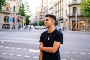 modern şehrin sokakta moda yakışıklı adam