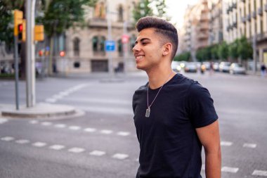modern şehrin sokakta moda yakışıklı adam