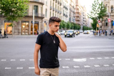 modern şehrin sokakta moda yakışıklı adam