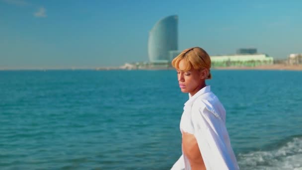 Vacker Sexig shemale kvinna poserar på stranden — Stockvideo