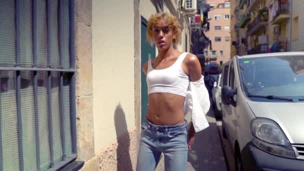 Bella donna transessuale sexy nella città moderna — Video Stock