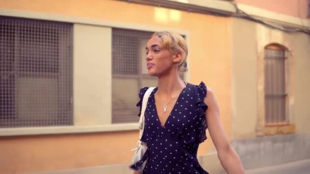Schöne sexy Shemale Frau in der modernen Stadt — Stockvideo