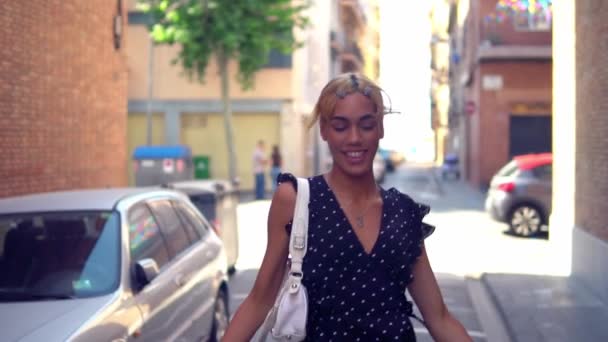 Bella donna transessuale sexy nella città moderna — Video Stock