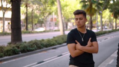 modern şehrin sokakta moda yakışıklı adam