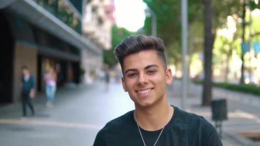 modern şehrin sokakta moda yakışıklı adam