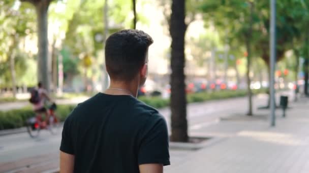 Hombre guapo de moda en la calle de la ciudad moderna — Vídeos de Stock