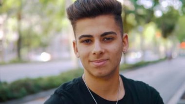 modern şehrin sokakta moda yakışıklı adam