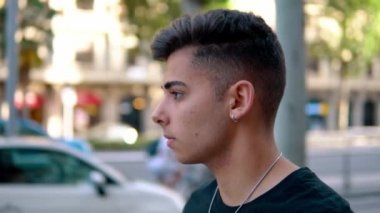 modern şehrin sokakta moda yakışıklı adam