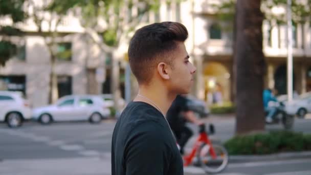 Divatos csinos férfi az utcán a modern város — Stock videók