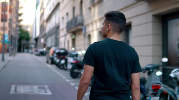 Hombre guapo de moda en la calle de la ciudad moderna — Vídeos de Stock