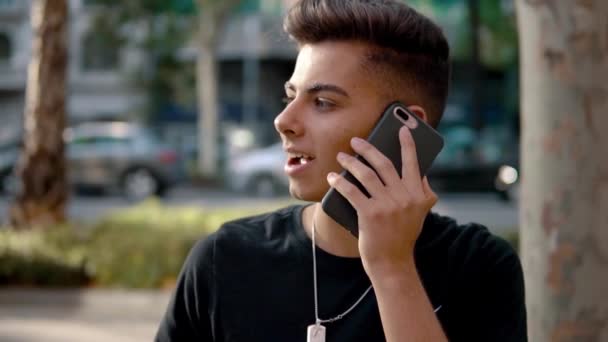 Hombre en la calle hablando en un teléfono celular — Vídeo de stock