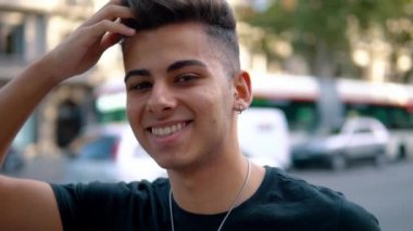 modern şehrin sokakta moda yakışıklı adam