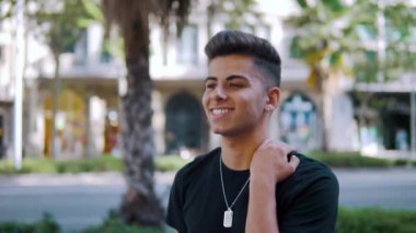 modern şehrin sokakta moda yakışıklı adam