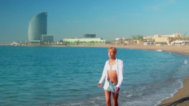 Plajda poz güzel seksi shemale kadın