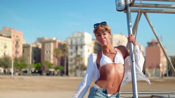 Vacker Sexig shemale kvinna poserar på stranden — Stockvideo