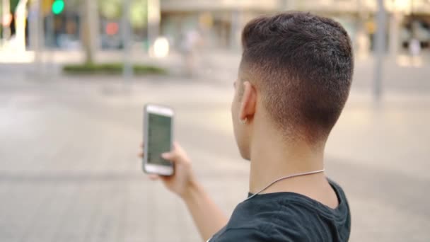 Homem na rua conversando em um telefone celular — Vídeo de Stock